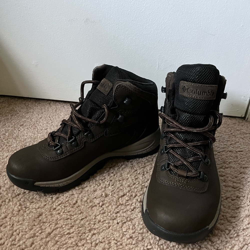 Columbia Womens Newton Ridge Lightweight Waterproof Hiking Boot (EUC)